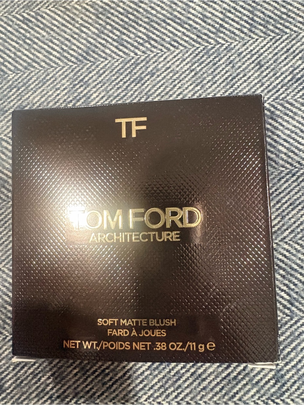 An instant flush of sensual warmth to enhance the face's dimension. Buildable an